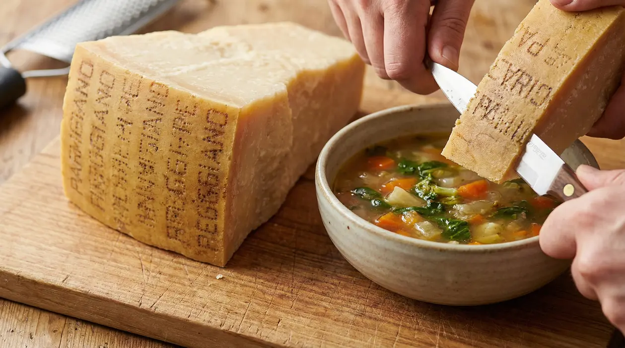 Scorza di Parmigiano Reggiano utilizzata in una zuppa di verdure fatta in casa