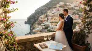 Coppia abbracciata su una terrazza con vista sul mare e sulle case colorate di Positano
